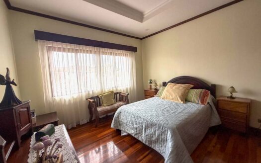 Casa en Venta en Santo Domingo con Amplios Espacios, Seguridad y Vista Panorámica. Código 141368