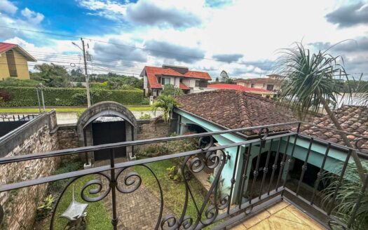 Casa en Venta en Santo Domingo con Amplios Espacios, Seguridad y Vista Panorámica. Código 141368