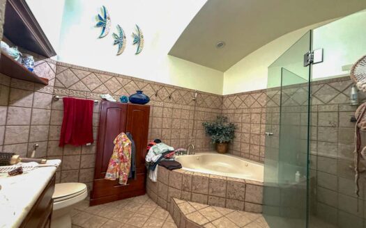 Casa en Venta en Santo Domingo con Amplios Espacios, Seguridad y Vista Panorámica. Código 141368