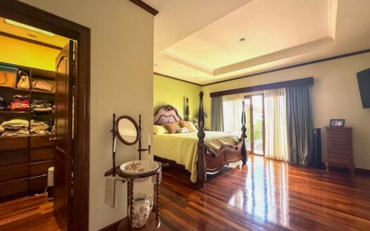 Casa en Venta en Santo Domingo con Amplios Espacios, Seguridad y Vista Panorámica. Código 141368