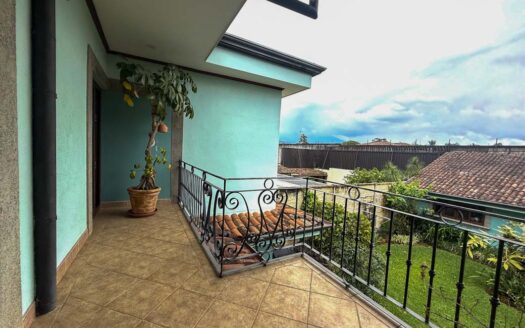 Casa en Venta en Santo Domingo con Amplios Espacios, Seguridad y Vista Panorámica. Código 141368