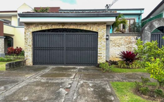 Casa en Venta en Santo Domingo con Amplios Espacios, Seguridad y Vista Panorámica. Código 141368