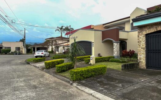 Casa en Venta en Santo Domingo con Amplios Espacios, Seguridad y Vista Panorámica. Código 141368