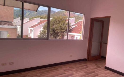 Casa en Venta en Santa Ana Centro con Cuatro Dormitorios y Cuarto de Servicio, en Condominio Exclusivo con Excelente Ubicación. Cod. 141286