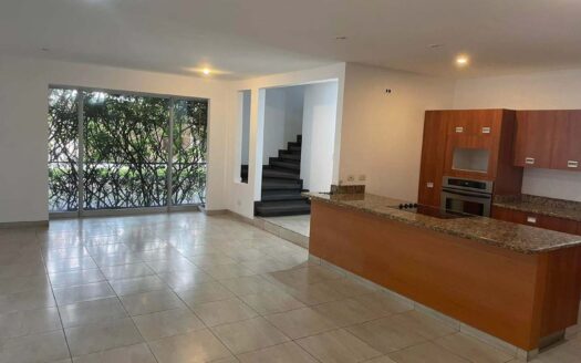 Casa en Venta en Santa Ana Centro con Cuatro Dormitorios y Cuarto de Servicio, en Condominio Exclusivo con Excelente Ubicación. Cod. 141286