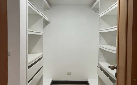 Casa en Venta en Santa Ana Centro con Cuatro Dormitorios y Cuarto de Servicio, en Condominio Exclusivo con Excelente Ubicación. Cod. 141286