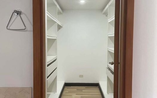 Casa en Venta en Santa Ana Centro con Cuatro Dormitorios y Cuarto de Servicio, en Condominio Exclusivo con Excelente Ubicación. Cod. 141286