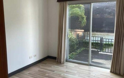 Casa en Venta en Santa Ana Centro con Cuatro Dormitorios y Cuarto de Servicio, en Condominio Exclusivo con Excelente Ubicación. Cod. 141286