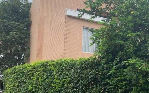 Casa en Venta en Santa Ana Centro con Cuatro Dormitorios y Cuarto de Servicio, en Condominio Exclusivo con Excelente Ubicación. Cod. 141286