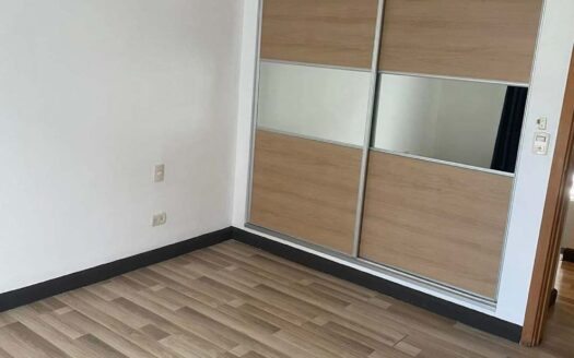 Casa en Venta en Santa Ana Centro con Cuatro Dormitorios y Cuarto de Servicio, en Condominio Exclusivo con Excelente Ubicación. Cod. 141286