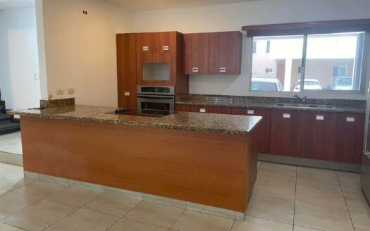 Casa en Venta en Santa Ana Centro con Cuatro Dormitorios y Cuarto de Servicio, en Condominio Exclusivo con Excelente Ubicación. Cod. 141286