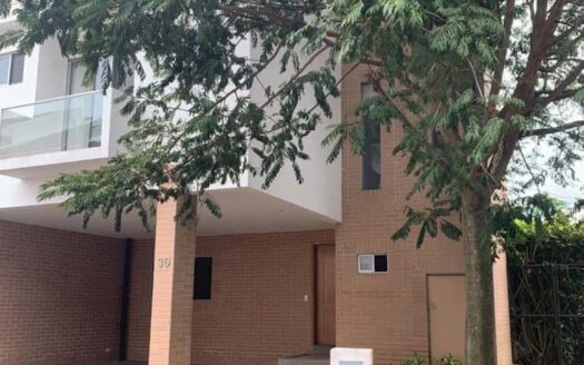 Casa en Venta en Santa Ana Centro con Cuatro Dormitorios y Cuarto de Servicio, en Condominio Exclusivo con Excelente Ubicación. Cod. 141286