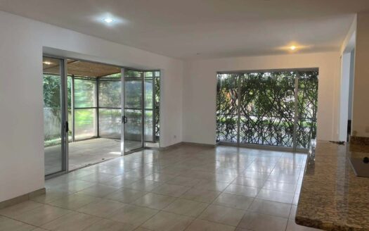 Casa en Venta en Santa Ana Centro con Cuatro Dormitorios y Cuarto de Servicio, en Condominio Exclusivo con Excelente Ubicación. Cod. 141286