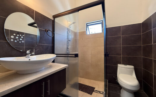 Remate Bancario!!! Oportunidad Casa de 2 Plantas en Condominio Seguro con Hermosas Amenidades en Moravia COD 141891