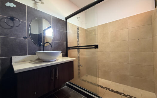 Remate Bancario!!! Oportunidad Casa de 2 Plantas en Condominio Seguro con Hermosas Amenidades en Moravia COD 141891