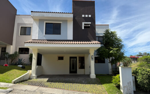 Remate Bancario!!! Oportunidad Casa de 2 Plantas en Condominio Seguro con Hermosas Amenidades en Moravia COD 141891