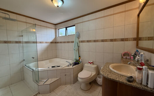 Hermosa Casa con Vista Espectacular, en Condominio muy Exclusivo y Seguro en Mata de Plátano, Goicoechea COD 141652