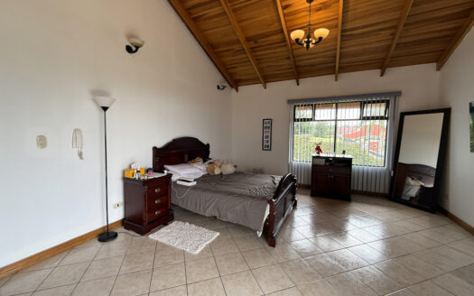 Hermosa Casa con Vista Espectacular, en Condominio muy Exclusivo y Seguro en Mata de Plátano, Goicoechea COD 141652