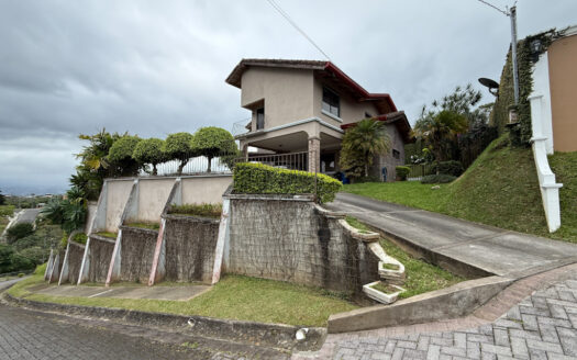 Hermosa Casa con Vista Espectacular, en Condominio muy Exclusivo y Seguro en Mata de Plátano, Goicoechea COD 141652