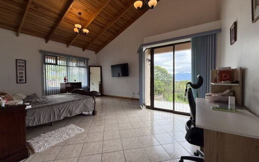 Hermosa Casa con Vista Espectacular, en Condominio muy Exclusivo y Seguro en Mata de Plátano, Goicoechea COD 141652