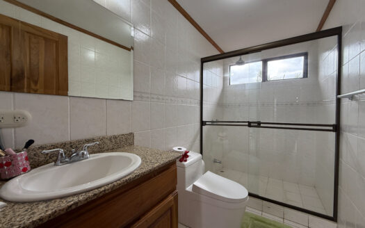 Hermosa Casa con Vista Espectacular, en Condominio muy Exclusivo y Seguro en Mata de Plátano, Goicoechea COD 141652