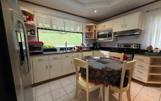 Hermosa Casa con Vista Espectacular, en Condominio muy Exclusivo y Seguro en Mata de Plátano, Goicoechea COD 141652