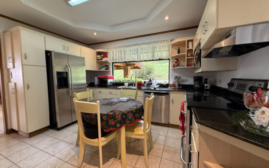 Hermosa Casa con Vista Espectacular, en Condominio muy Exclusivo y Seguro en Mata de Plátano, Goicoechea COD 141652