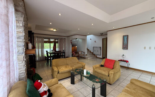 Hermosa Casa con Vista Espectacular, en Condominio muy Exclusivo y Seguro en Mata de Plátano, Goicoechea COD 141652