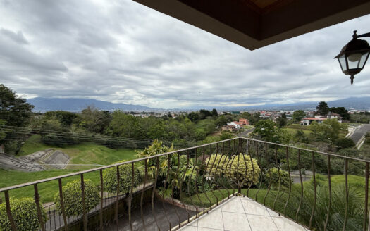 Hermosa Casa con Vista Espectacular, en Condominio muy Exclusivo y Seguro en Mata de Plátano, Goicoechea COD 141652