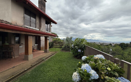 Hermosa Casa con Vista Espectacular, en Condominio muy Exclusivo y Seguro en Mata de Plátano, Goicoechea COD 141652