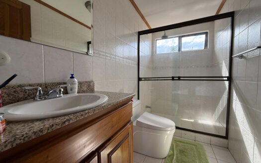 Hermosa Casa con Vista Espectacular, en Condominio muy Exclusivo y Seguro en Mata de Plátano, Goicoechea COD 141652