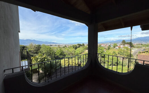 Hermosa Casa con Vista Espectacular, en Condominio muy Exclusivo y Seguro en Mata de Plátano, Goicoechea COD 141652