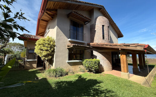 Hermosa Casa con Vista Espectacular, en Condominio muy Exclusivo y Seguro en Mata de Plátano, Goicoechea COD 141652