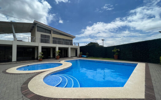 Hermosa Casa en Condominio Seguro y Diversas Amenidades, en La Trinidad de Moravia COD 141745