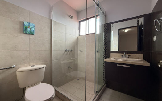 Hermosa Casa en Condominio Seguro y Diversas Amenidades, en La Trinidad de Moravia COD 141745