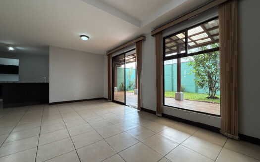 Hermosa Casa en Condominio Seguro y Diversas Amenidades, en La Trinidad de Moravia COD 141745