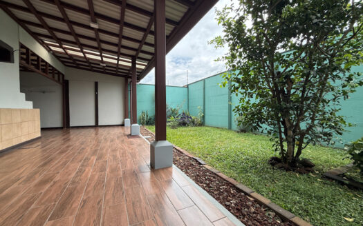 Hermosa Casa en Condominio Seguro y Diversas Amenidades, en La Trinidad de Moravia COD 141745