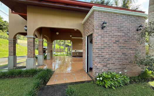 Hermosa Casa con Vista Espectacular, en Condominio muy Exclusivo y Seguro en Mata de Plátano, Goicoechea COD 141652