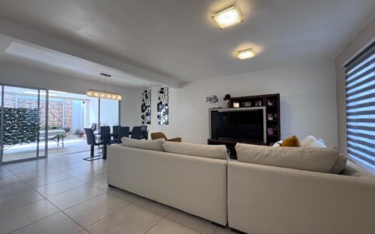 Curridabat: Amplia Casa en Condominio Barlovento con 4 Habitaciones + 3 parqueos con 224 Metros de Construcción. #142718