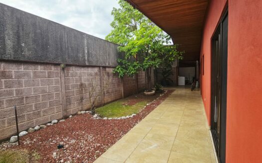 Casa En Venta En El Roble De Alajuela De Una Planta Con 4 Habitaciones Y Precio De Oportunidad. COD. 142319