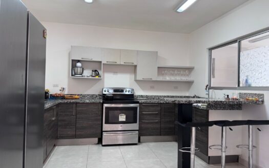 Curridabat: Amplia Casa en Condominio Barlovento con 4 Habitaciones + 3 parqueos con 224 Metros de Construcción. #142718