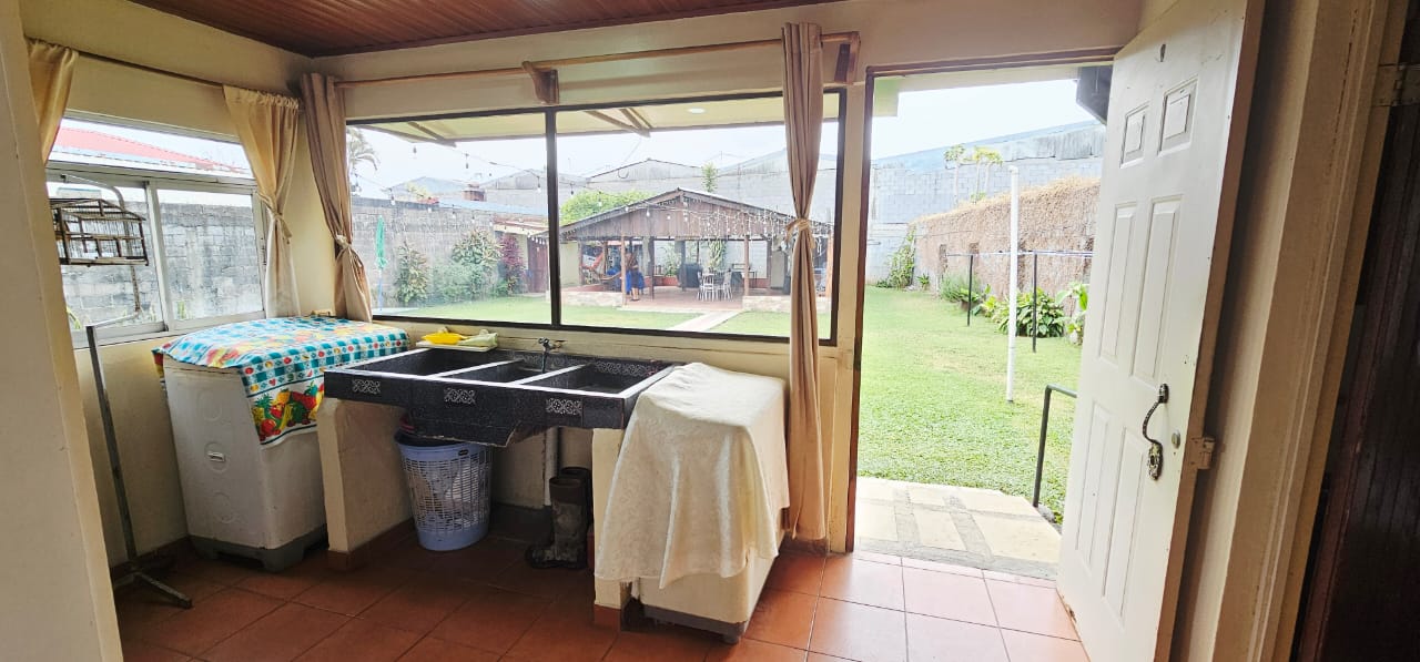 Casa Tipo Quinta En Venta En Río Segundo De Alajuela De Una Planta Y Gran Terreno con 5 Habitaciones y 10 Parqueos. COD. 143730