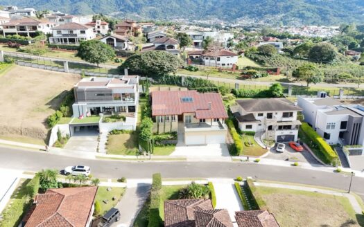 San Juan de la Unión: Amplia Casa en Colinas de Montealegre con Lote de 851 Metros. #142704