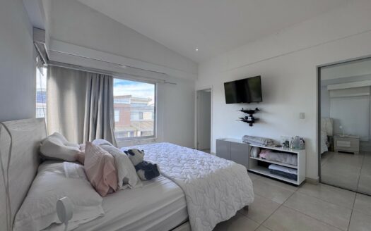 Curridabat: Amplia Casa en Condominio Barlovento con 4 Habitaciones + 3 parqueos con 224 Metros de Construcción. #142718