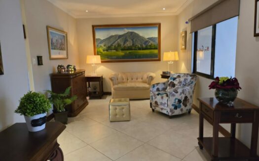 Rebajada! Tres Ríos: Amplia Casa en Venta en Condominio La Floresta con 4 Habitaciones + 4 Parqueos con 254 Metros de Construcción. #142693