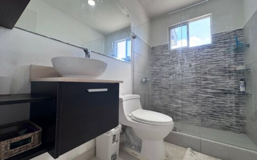 Curridabat: Amplia Casa en Condominio Barlovento con 4 Habitaciones + 3 parqueos con 224 Metros de Construcción. #142718