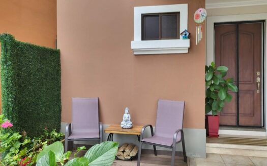 Rebajada! Tres Ríos: Amplia Casa en Venta en Condominio La Floresta con 4 Habitaciones + 4 Parqueos con 254 Metros de Construcción. #142693