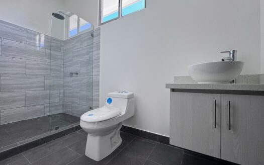 Tres Ríos: Casa en Condominio a Estrenar con 3 Habitaciones + Oficina/4ta Habitación. Entrega Julio 2026. #142536