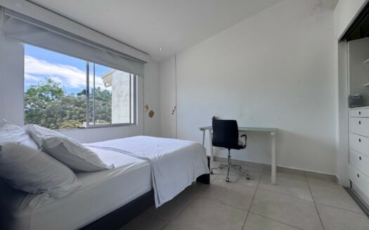 Curridabat: Amplia Casa en Condominio Barlovento con 4 Habitaciones + 3 parqueos con 224 Metros de Construcción. #142718