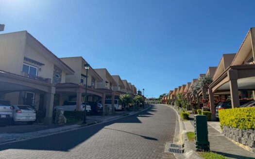 Casa En Venta En San Francisco De Heredia En Condominio, Separadas con Amplios Espacios. Código 142825